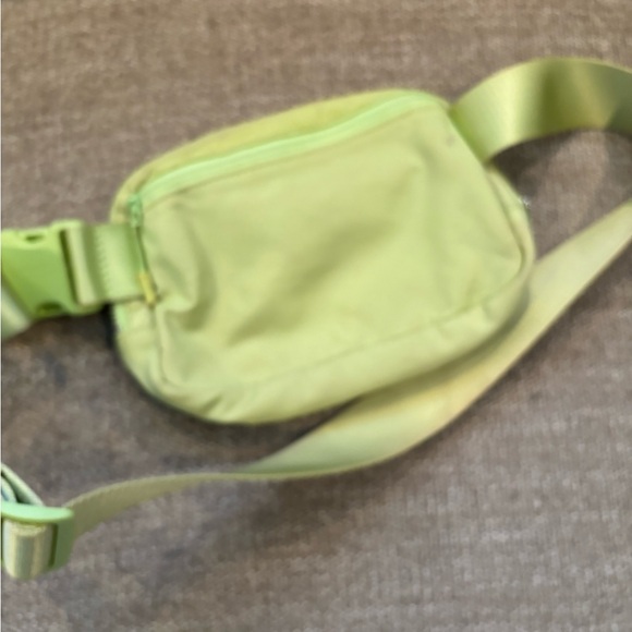 ✨LULULEMON Lime Everywhere Belt Bag - Picture 3 of 10